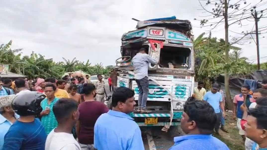 One dead 33 injured after bus and lorry collision in east midnapore 