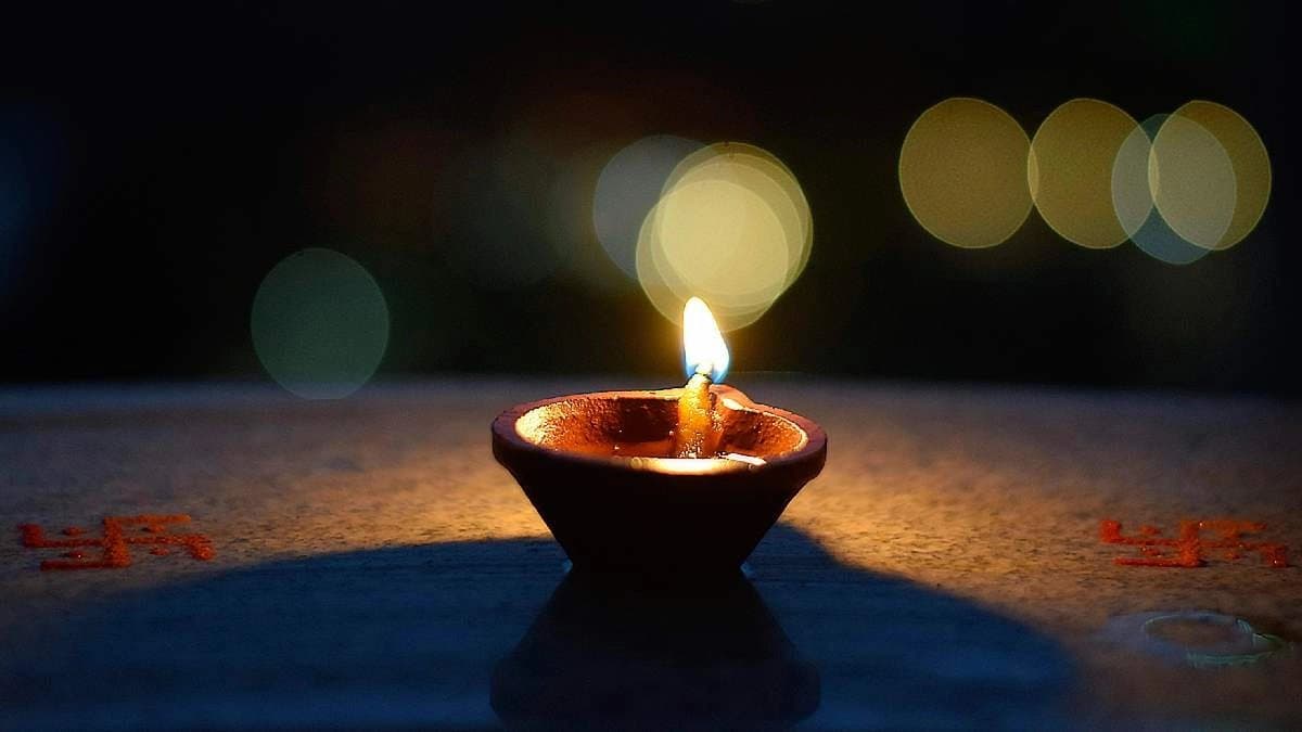 টুনি লাইট আর বাজির দাপটে অনেকটাই ব্রাত্য আকাশপ্রদীপ প্রজ্জ্বলনের রীতি! এই প্রথার গুরুত্ব জানলে আর অবহেলা করবেন না