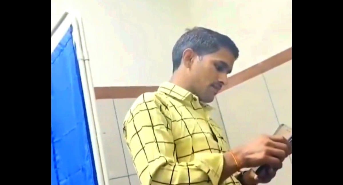 Lab helper performs ECG on man in Jodhpur using YouTube
