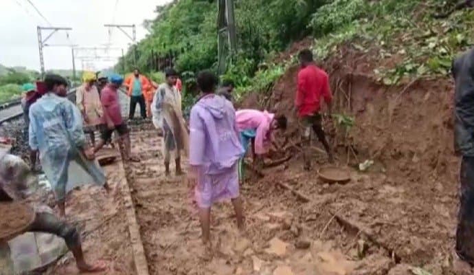 Maharashtra: ভারি বৃষ্টিতে বিপত্তি, রত্নগিরিতে রেললাইনের উপর ধস, রায়গড়ে ভয়াবহ বাস দুর্ঘটনায় আহত বহু যাত্রী 