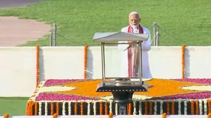 Narendra Modi: শপথগ্রহণের আগে মহাত্মা গান্ধী, অটল বিহারী বাজপেয়ীকে শ্রদ্ধা জ্ঞাপন মোদির