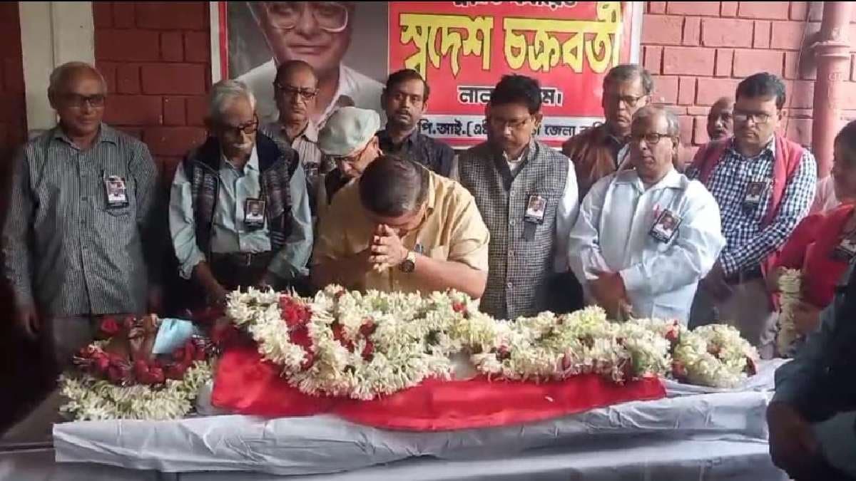 TMC minister Arup Roy and BJP leader Rathin chakroborty paid homage to cpm leader swadesh chakroborty gnr