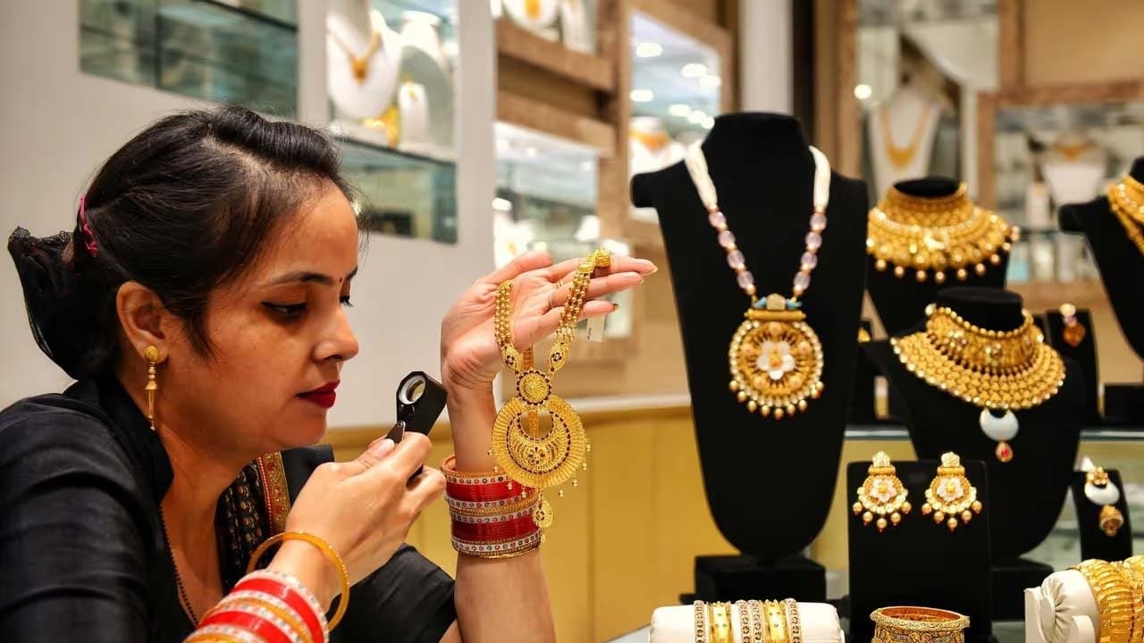 Gold Price big change today check 22 and 24 carat gold price in Kolkata on 8 November