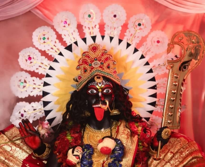 টালিগঞ্জ করুণাময়ী মন্দিরের দেবী প্রতিমার অনুরূপে 'জীবন্ত প্রতিমা' তৈরি শিল্পীর 
