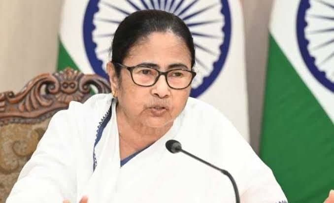 কেজরিওয়ালের স্ত্রীয়ের সঙ্গে কথা মমতার, পরিবারের পাশে দাঁড়ানোর আশ্বাস