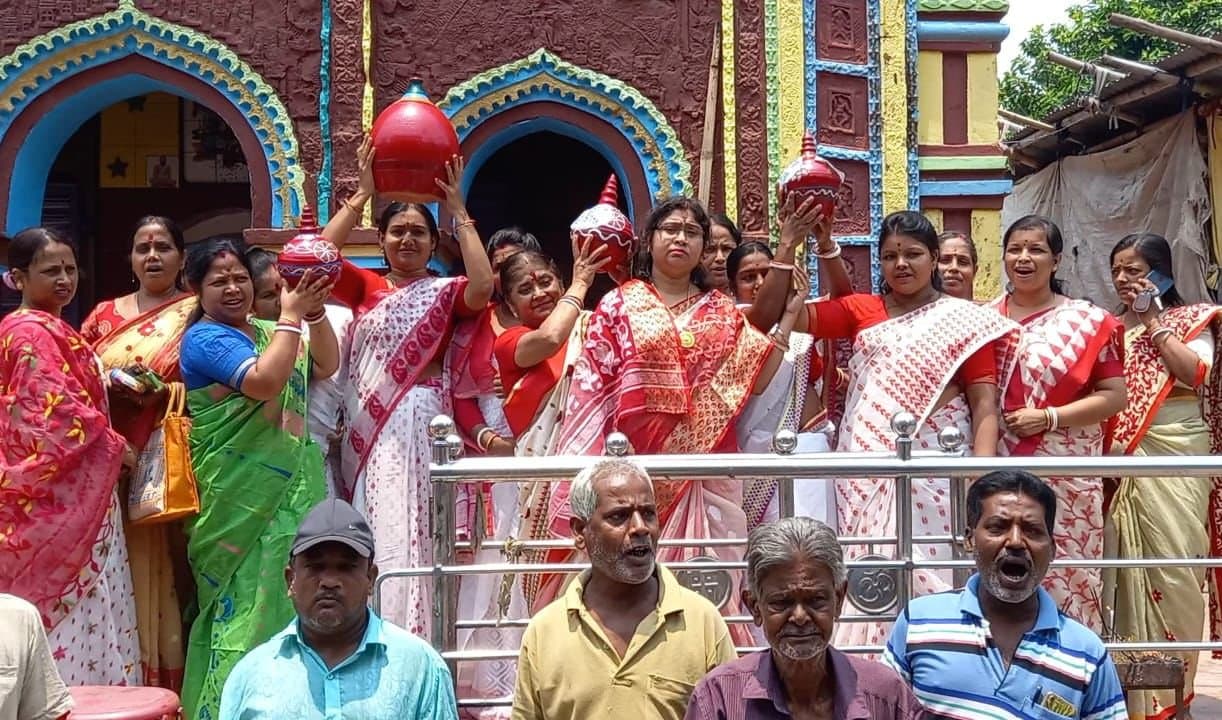 Hooghly: লক্ষ্মীর ভাণ্ডারে পুজো দিয়ে উদযাপনে সামিল মহিলা তৃণমূল কর্মীরা 