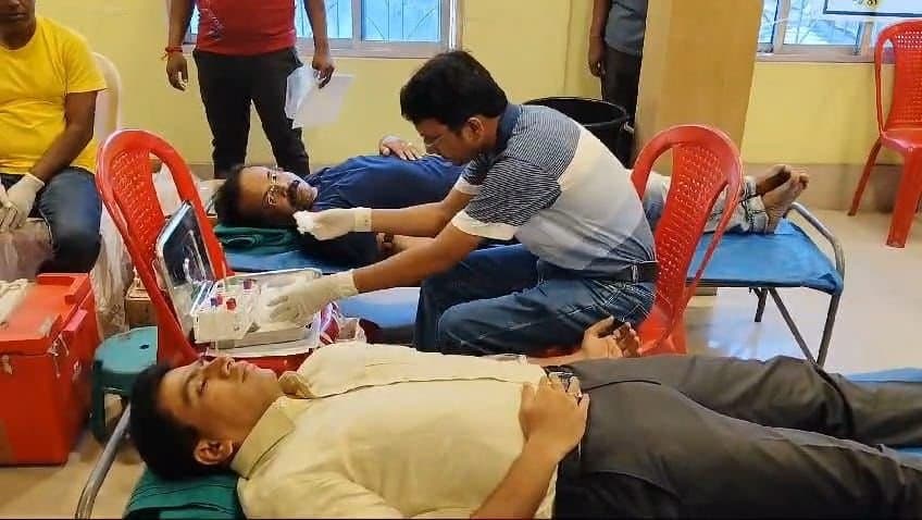 Blood : সংকটের মুহূর্তে রক্ত দিলেন পুলিশ কমিশনার, সাংবাদিকরা 