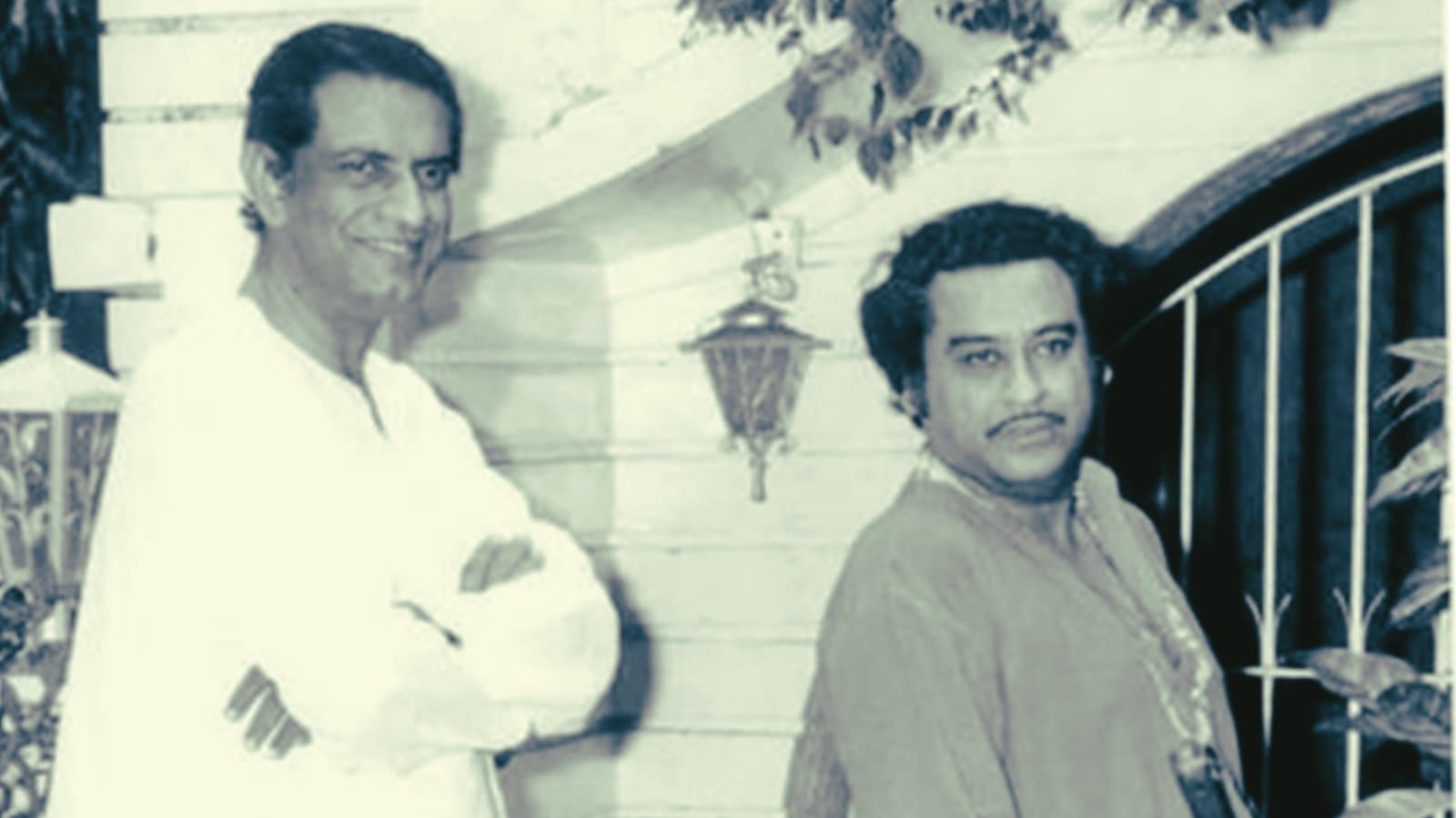 Kishore Kumar: সত্যজিতের অনুরোধেও কেন 'চারুলতা'র গান গাইতে প্রথমে রাজি হননি কিশোরকুমার? পারিশ্রমিক হিসাবে নিয়েছিলেনই বা কত টাকা?