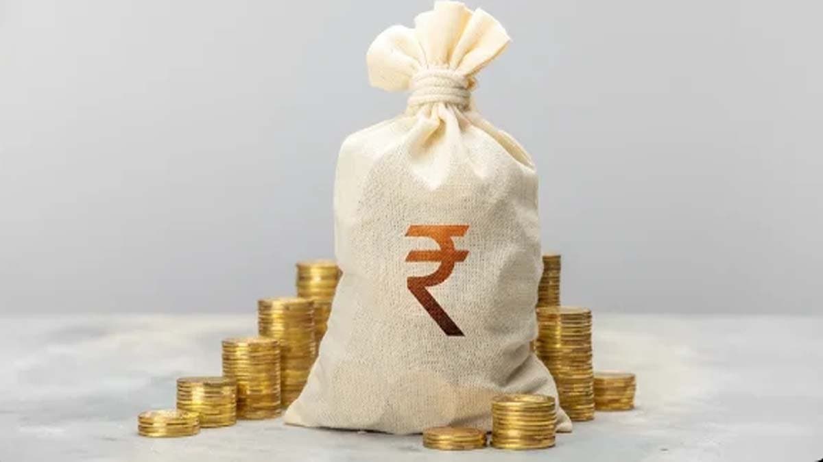 Which bank will give you higher returns on a fixed deposit of Rs 450000 lakh for five years SBI or PNB 