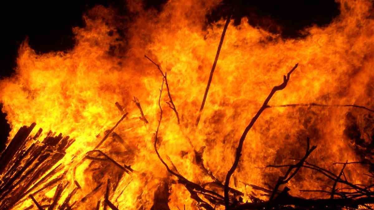 Fire Breaks Out in abandoned house near Hazra