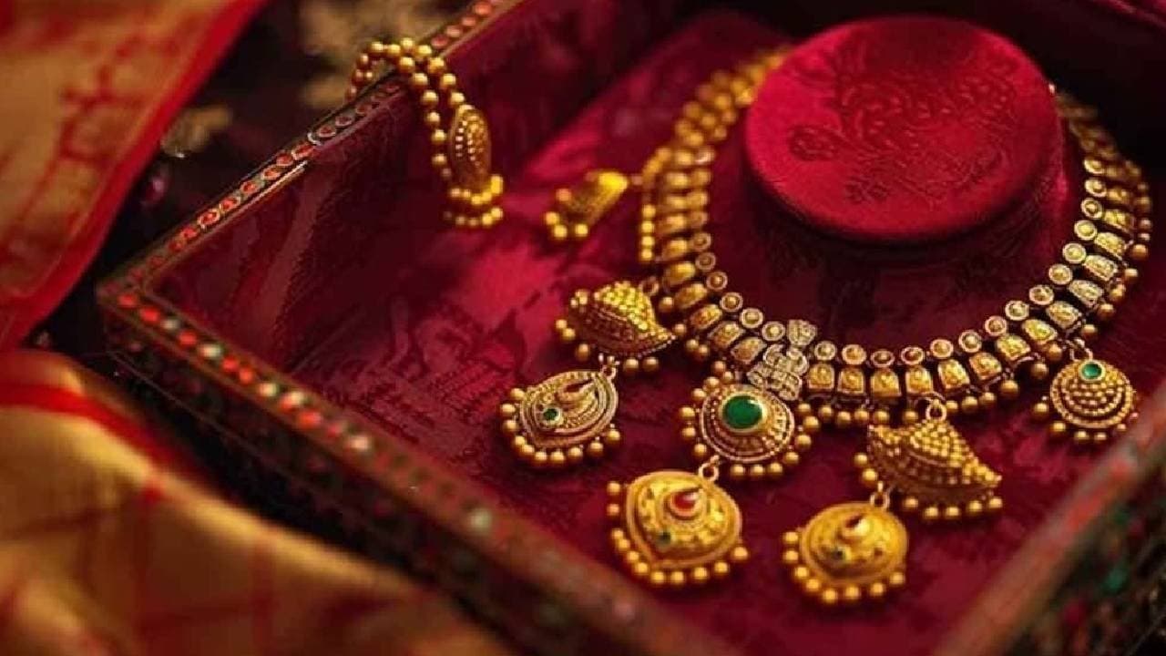 Gold Price Today 22 And 24 Carat Price Rises Again In Kolkata on 03 11 2025