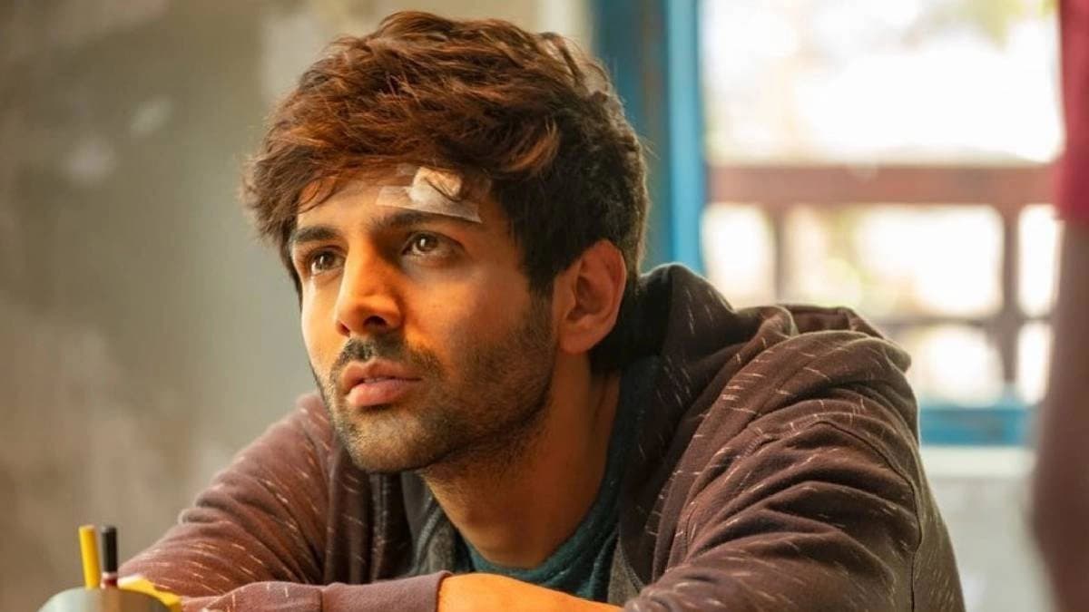Kartik Aaryan gets emotional as a mute deaf fan travels from Varanasi to meet him