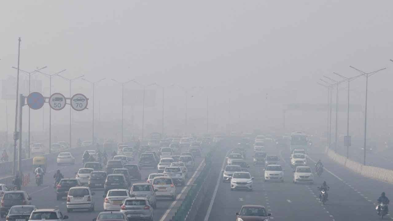 Delhi Air Pollution Capital Wakes Up To Seasons Worst Air Quality, Visibility Drops gnr 