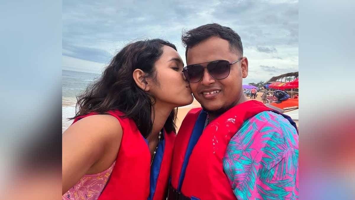 সমুদ্র সৈকতে প্রেমিককে জড়িয়ে ধরে পরিচয় করালেন অভিনেত্রী কুয়াশা বিশ্বাস, ভালবাসার মানুষের সঙ্গে আর কী করলেন তিনি? 