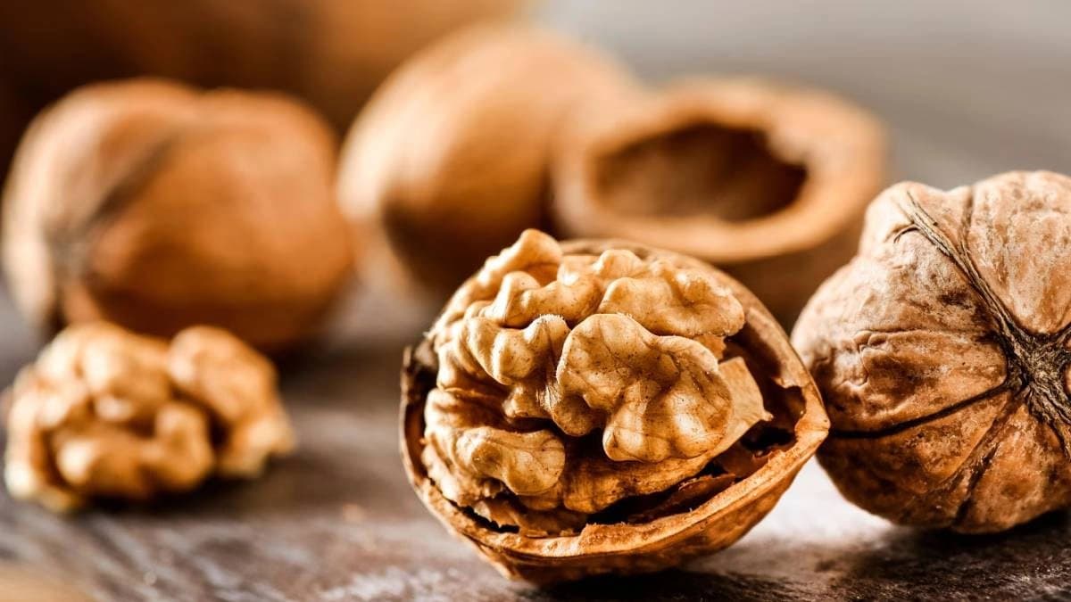 Proper way to ear walnut and its benefits