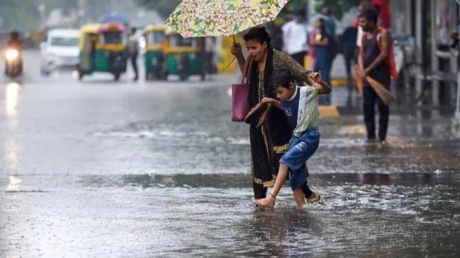 Weather Update: উত্তরে অতি ভারী বৃষ্টি, দক্ষিণে অসহনীয় গরম, স্বস্তি কবে? 