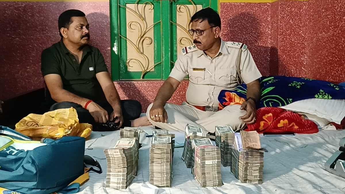 Murshidabad police recovered huge cash money from a hotel