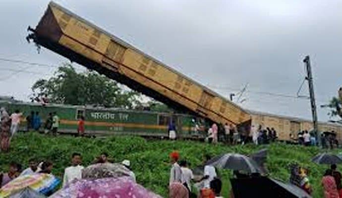 Kanchanjunga Accident: রেল দুর্ঘটনার জের মঙ্গলেও, বাতিল শতাব্দীসহ ৬ এক্সপ্রেস, পথ বদল বহু ট্রেনের 
