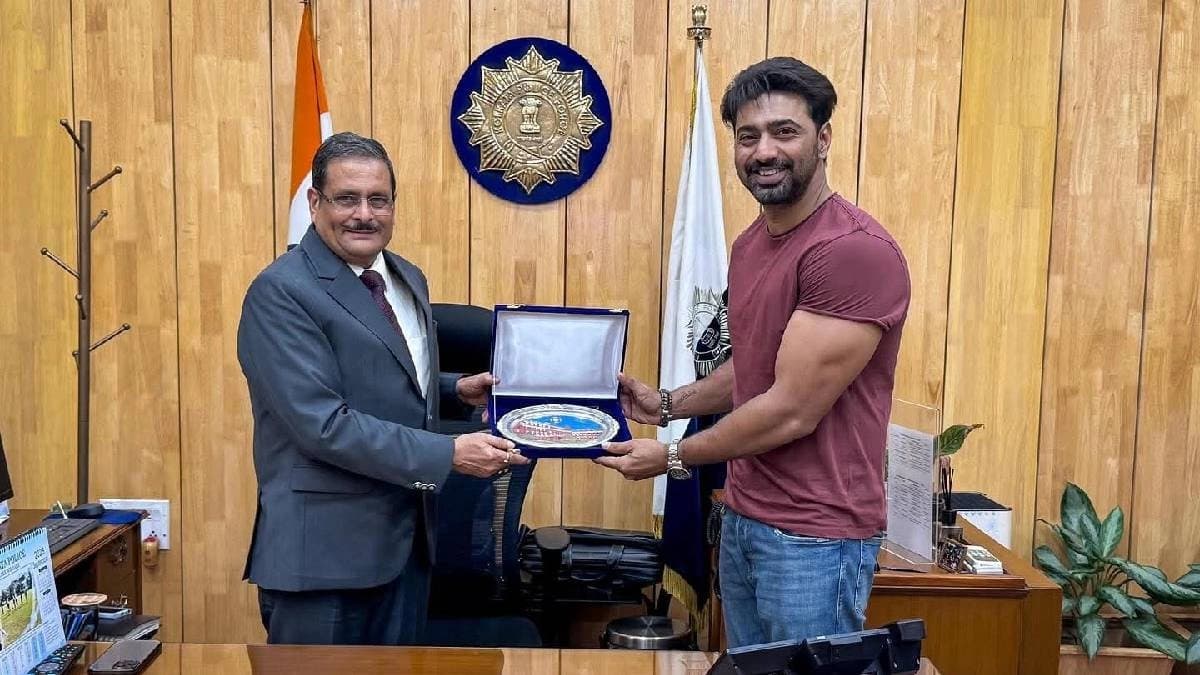 Dev discuss with Kolkata Police Commissioner on Raghu Dakat movie trailer launch tight security