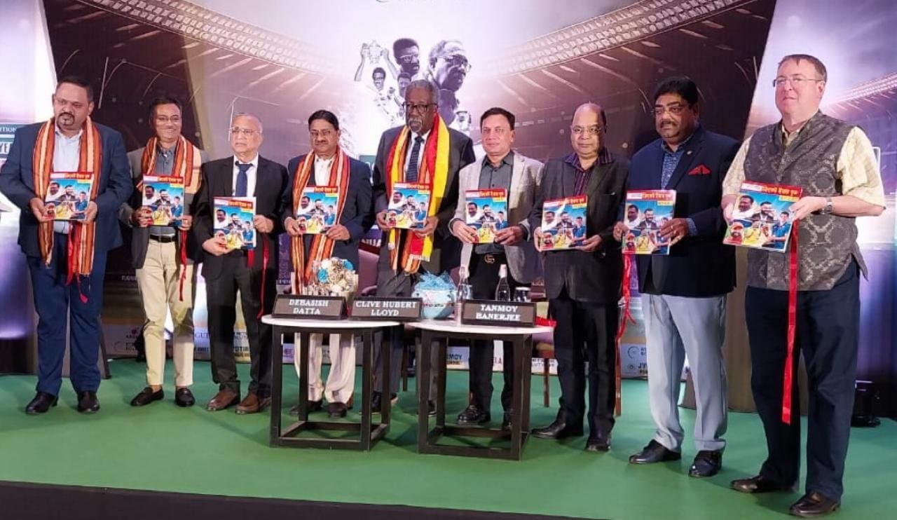 Clive Lloyd‌: লয়েডের হাতে প্রকাশিত ‘‌ক্রিকেট ইয়ার বুক’‌ 