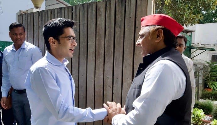 MEETING: অখিলেশের বাড়িতে বৈঠক করলেন অভিষেক