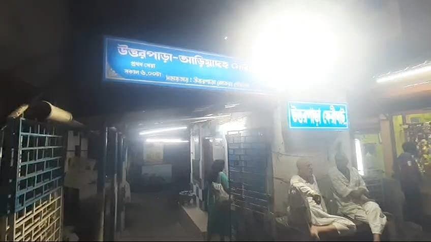 মাঝে গঙ্গায় বার্জে ধাক্কা দিয়ে উল্টে গেল নৌকা, অল্পের জন্য প্রাণে বাঁচলেন আরোহীরা 