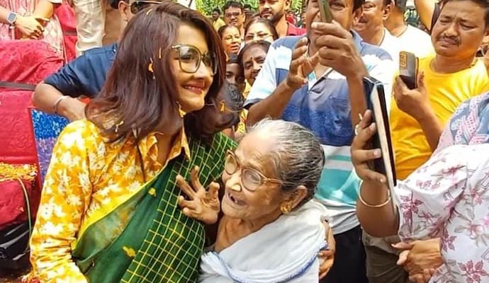 Election: নায়িকাসুলভ একেবারেই নয়, অতি সাধারণ আচরণ রচনার ইউএসপি