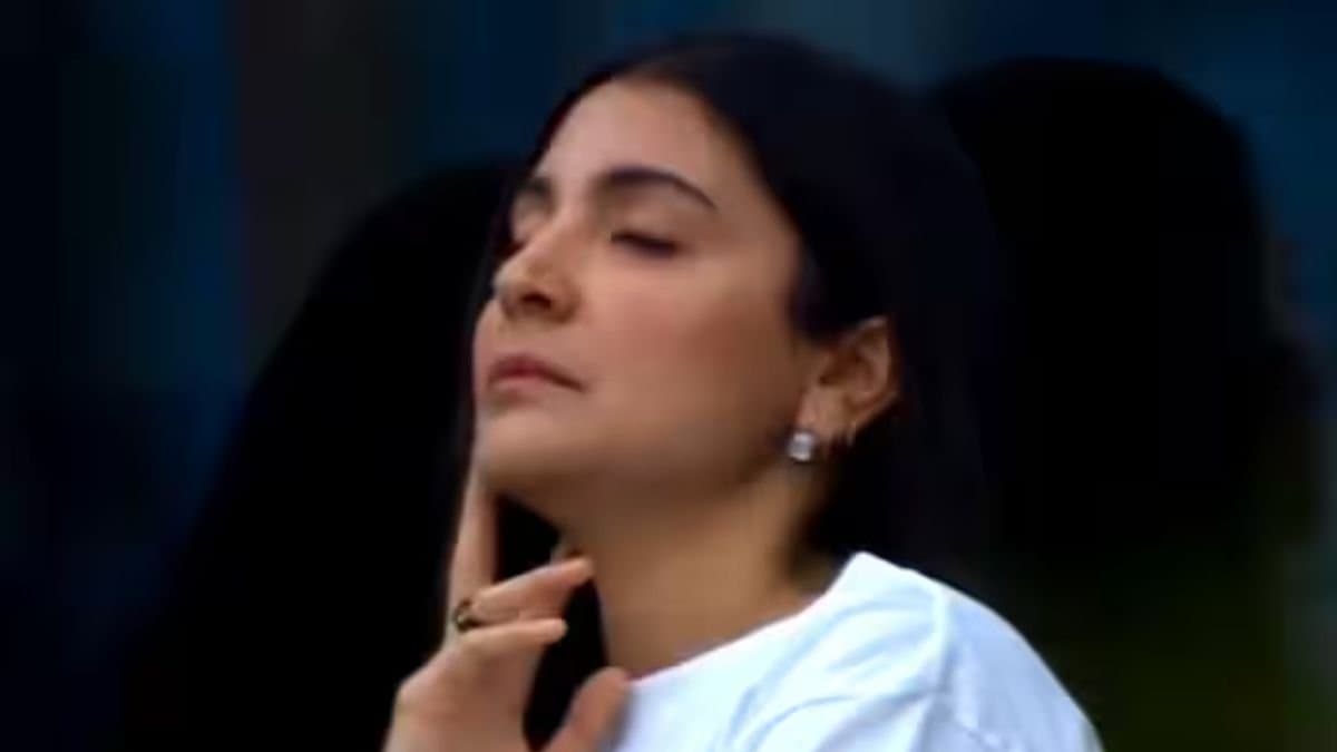 Anushka Sharma caught snoozing While Virat Kohli batting against Australia spt 