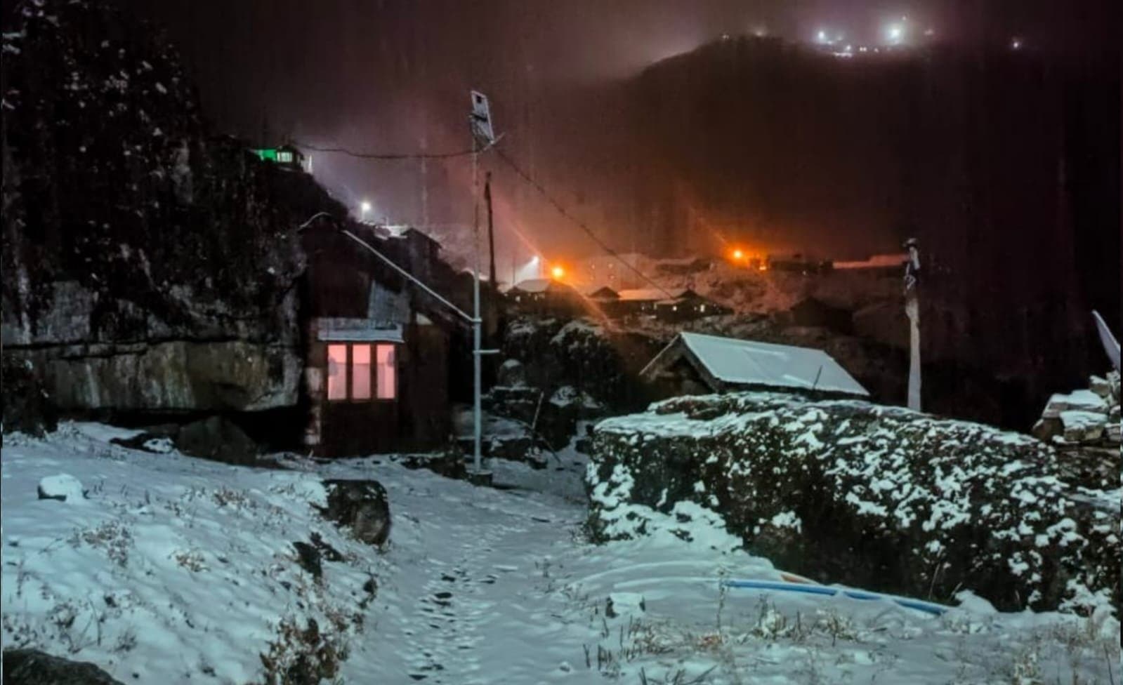 Sandakphu: সান্দাকফুতে তুষারপাত, জাঁকিয়ে শীত নামালো বৃষ্টি