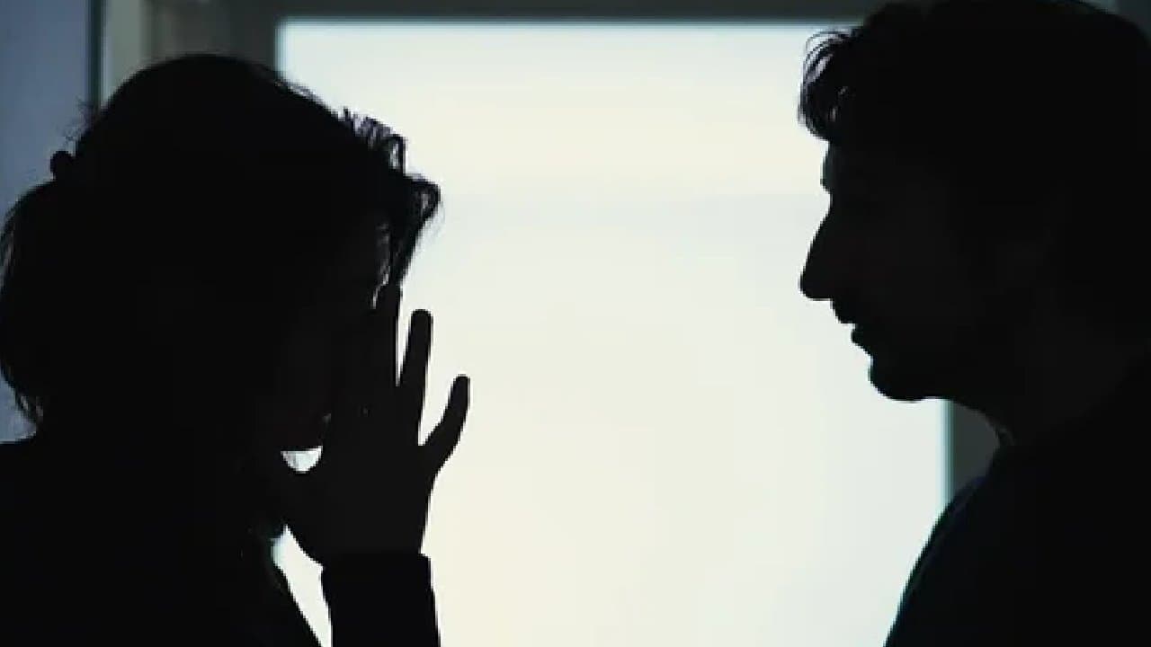  প্রাক্তন প্রেমিকা পুকুর পাড়ে একা, যুবক যা করলেন