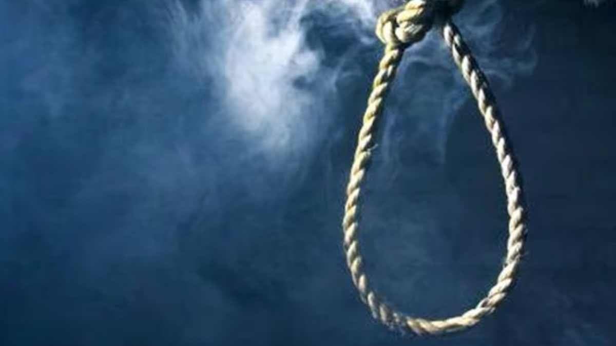 Father and daughter found hanging in Kolkata Parnashree colony