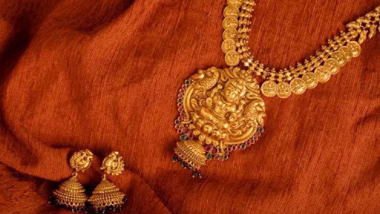 Gold Price Today 22 And 24 Carat Price Rises Again In Kolkata on 17 11 2025