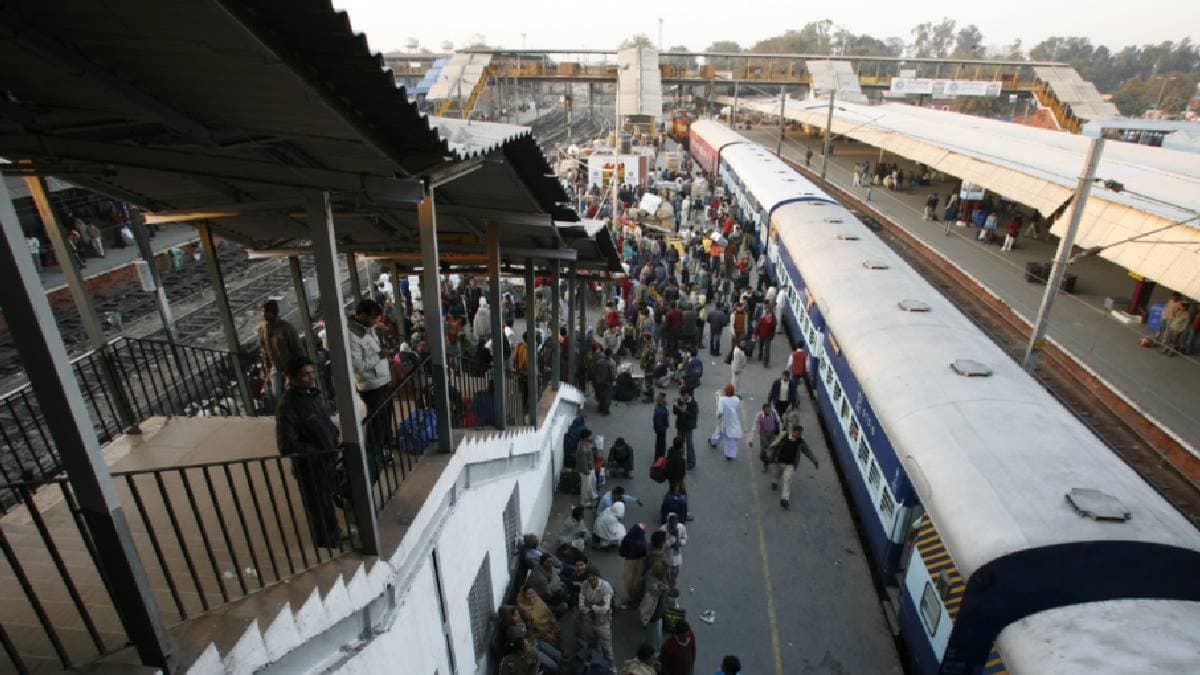 Mahakumbh 2025 How much devotees will have to spend on bus flight and train tickets gnr