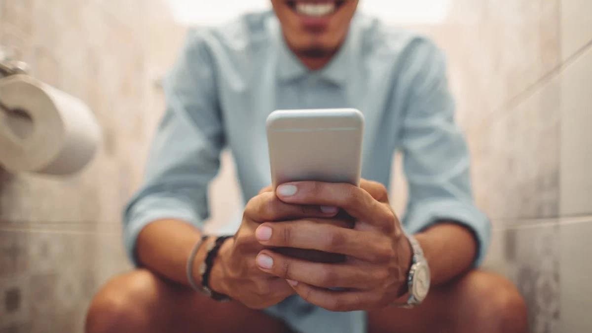 Bad effects of excessive mobile use during defecation