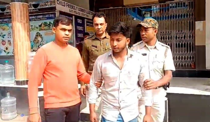 Murshidaabad: সুতিতে বেআইনি অস্ত্র সহ গ্রেপ্তার যুবক 