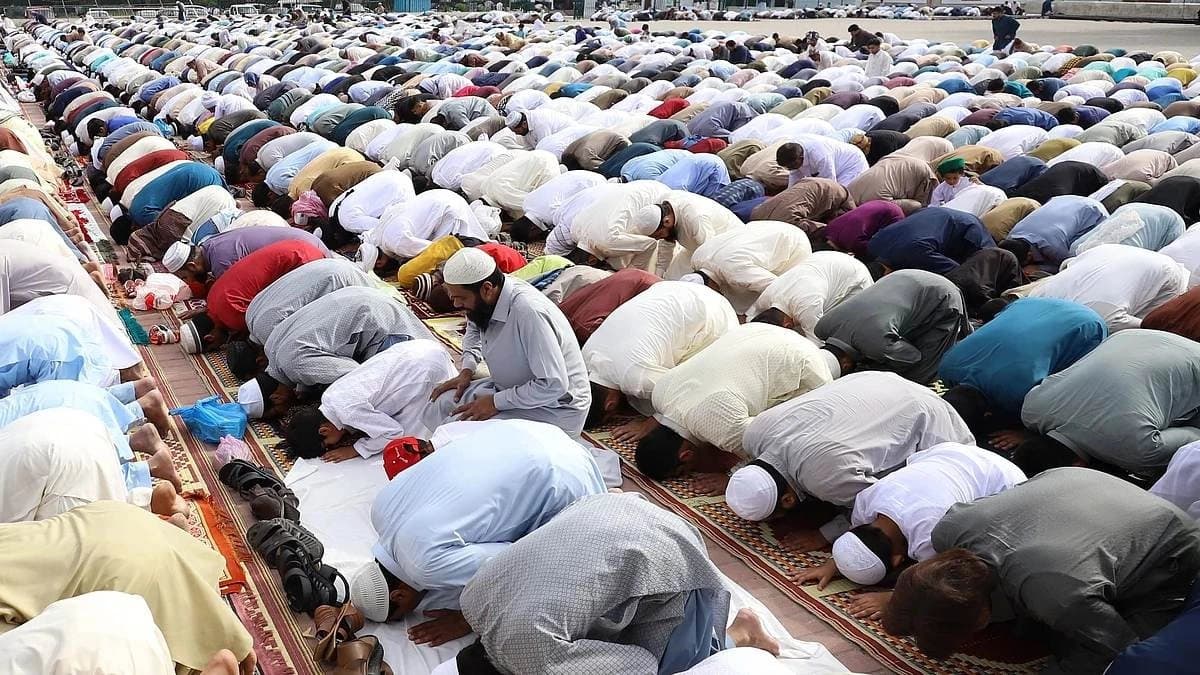 This Muslim country decides to send people to jail for missing Friday prayers