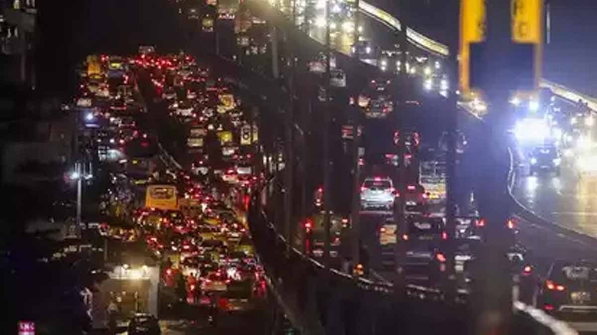 Bengaluru sees massive traffic jam, thousands left stranded on flyover for around 3 hours gnr 
