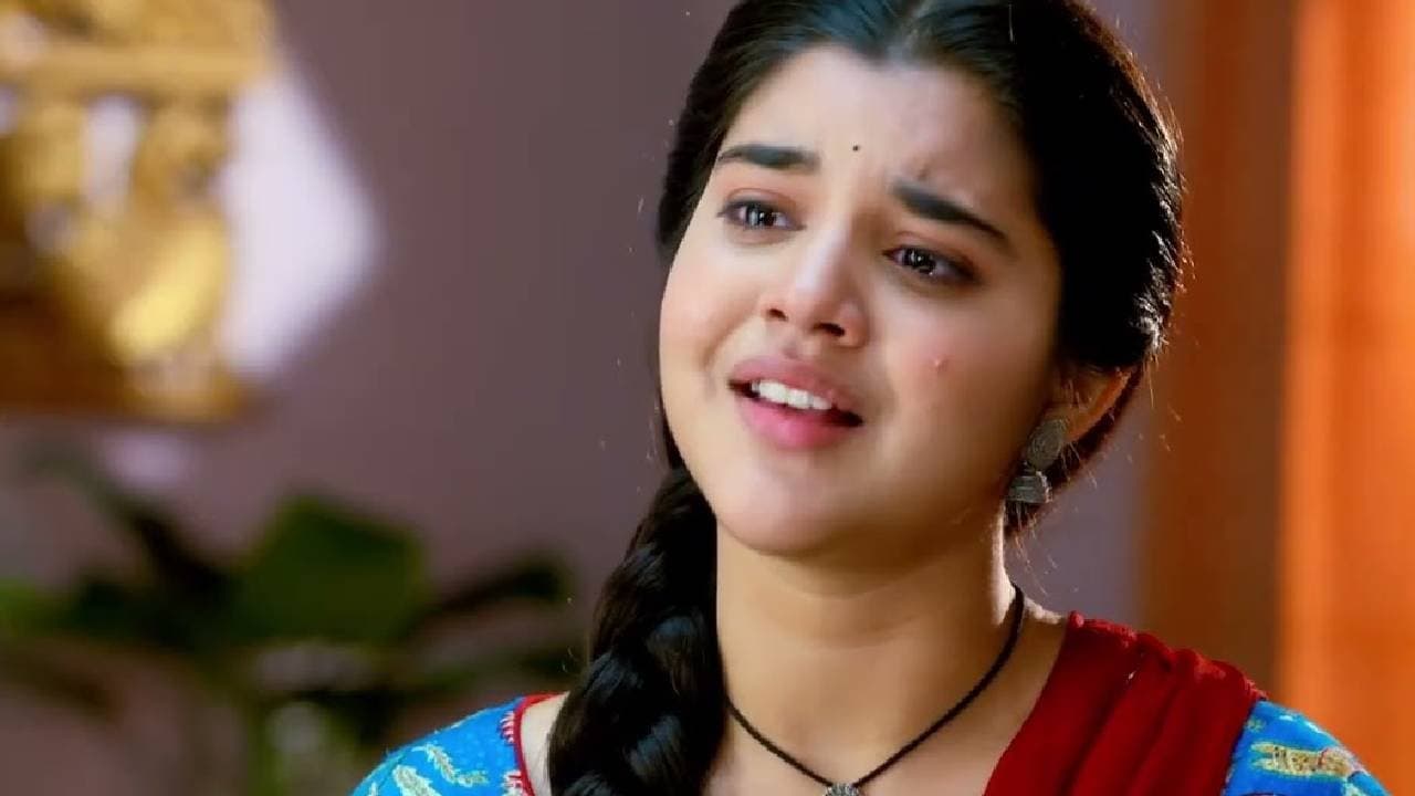 গা থেকে খসে পড়ল আবরণ! অপদস্ত কুসুম