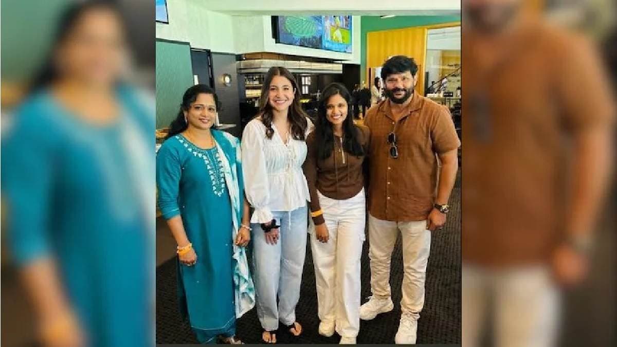 Anushka Sharma Poses With Cricketer Nitish Reddy Family In Melbourne