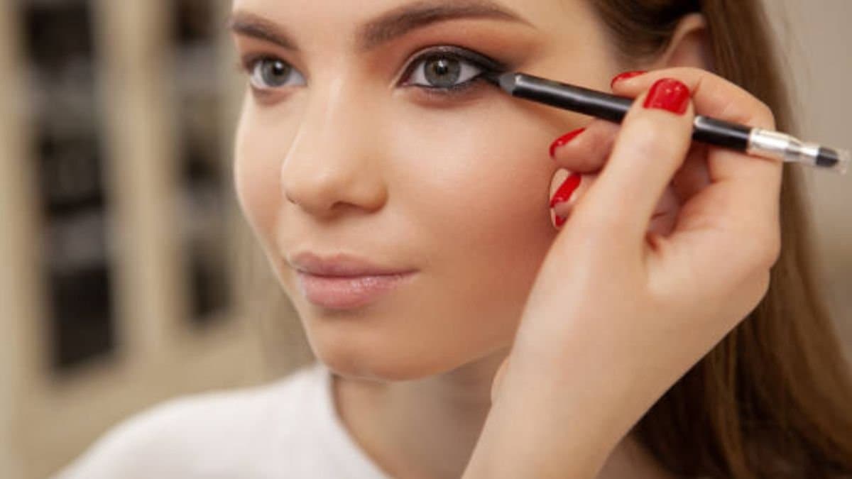 This home made natural Kajol made with almond is good for your eyes health lif