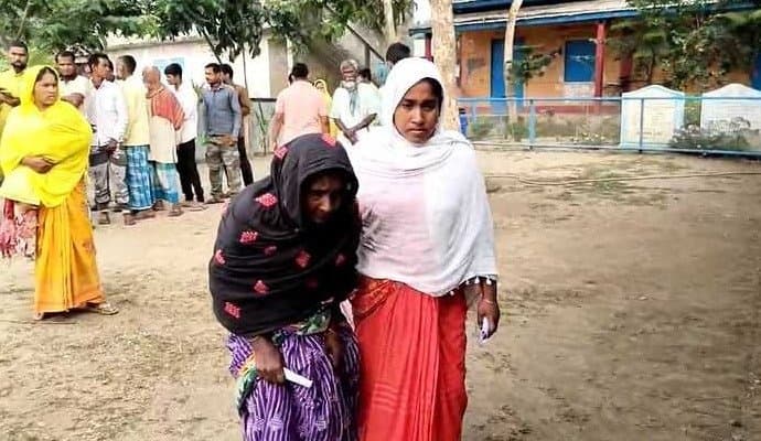 VOTE: অসমের ধুবড়িতে ভোটাধিকার প্রয়োগ করলেন ১০৩ বছরের এক মহিলা ভোটার