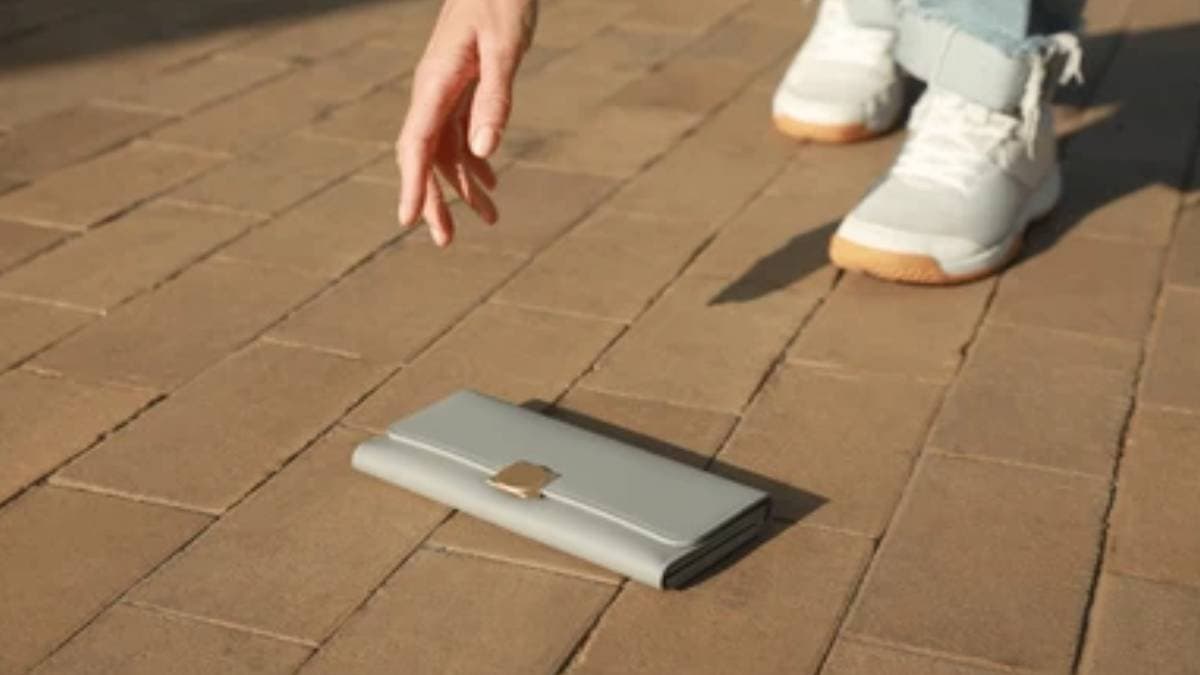Woman strange behaviour at railway station