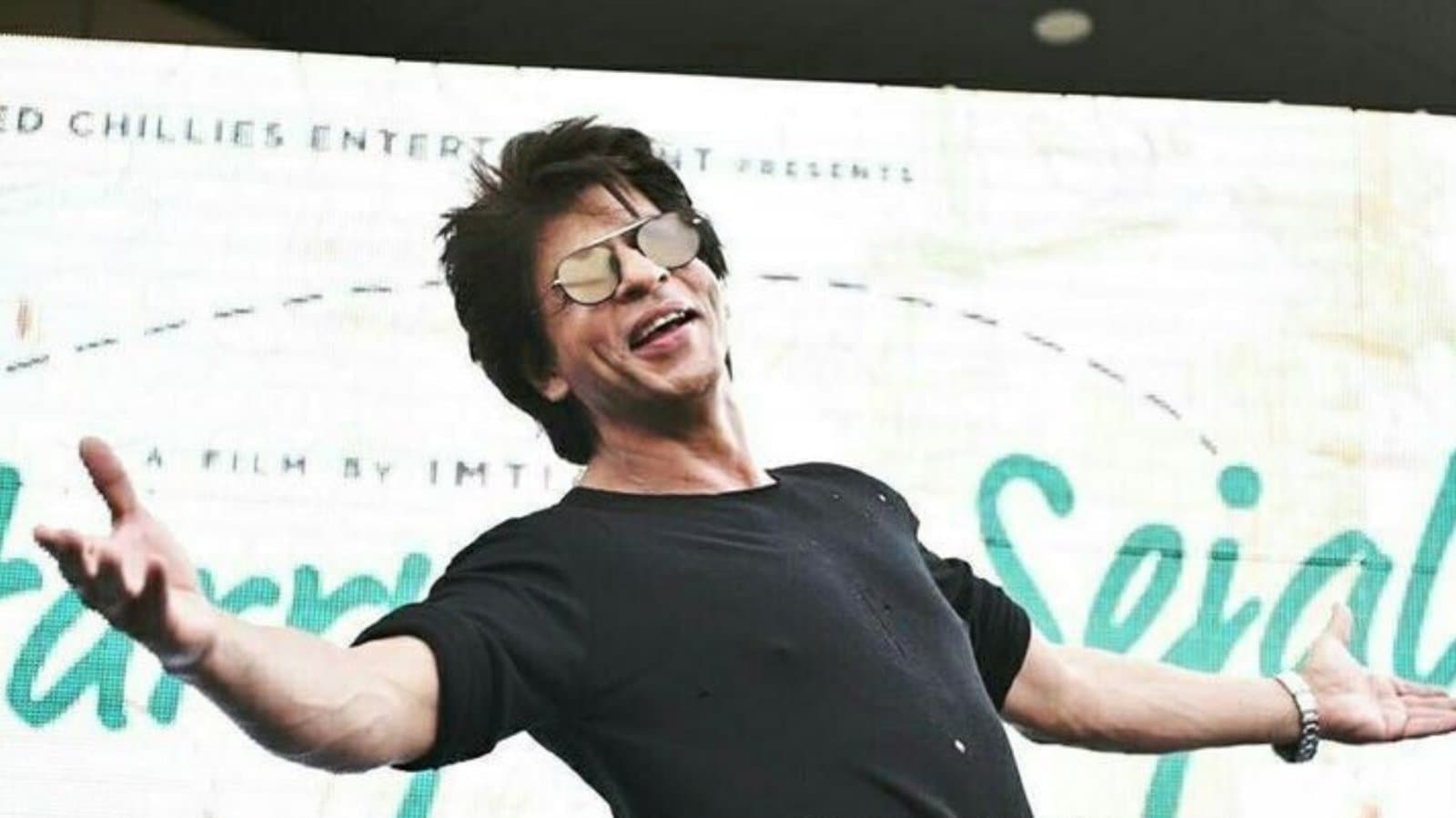 Shah Rukh Khan: শাহরুখের দু’হাত খোলা সেই পরিচিত পোজের অর্থ কী? কে তাঁকে শিখিয়েছিলেন এই বিশেষ ভঙ্গি? 