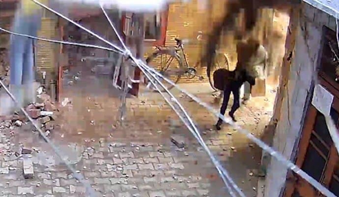Punjab: রাস্তায় হেঁটে যাচ্ছিলেন তিনজন, আচমকা মাথায় ভেঙে পড়ল দেওয়াল