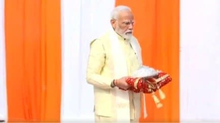 Ram Mandir Inauguration: সানাইয়ের সুরে মুখরিত রাম জন্মভূমি, মন্দিরে পা রাখলেন মোদি 