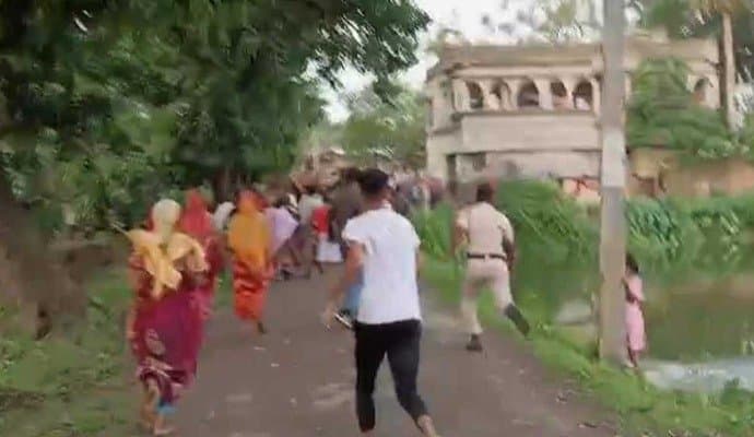 Jaynagar: ভোট দিতে বাধা, পুকুরে ইভিএম ফেলে প্রতিবাদ 