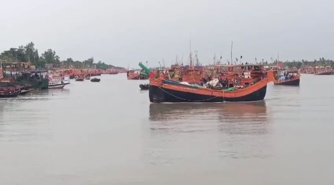  14 fishermen rescued after fishing trawler drowns in pathar pratima gnr 