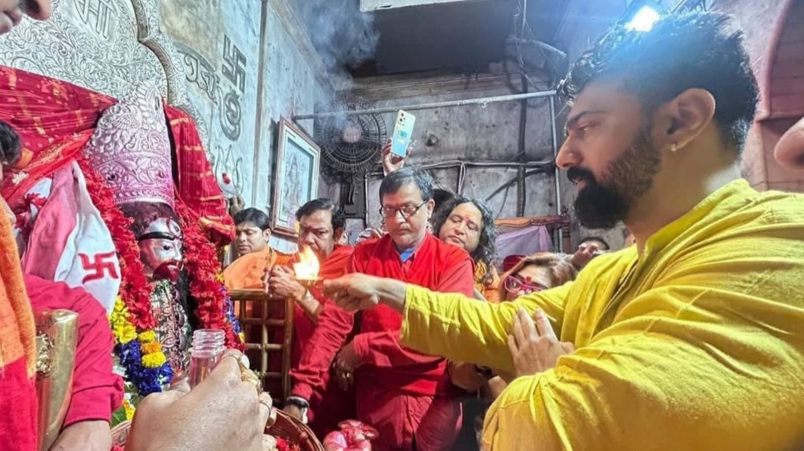    actor dev visited tarapith for khadaan realese or shooting for raghu dakat ent