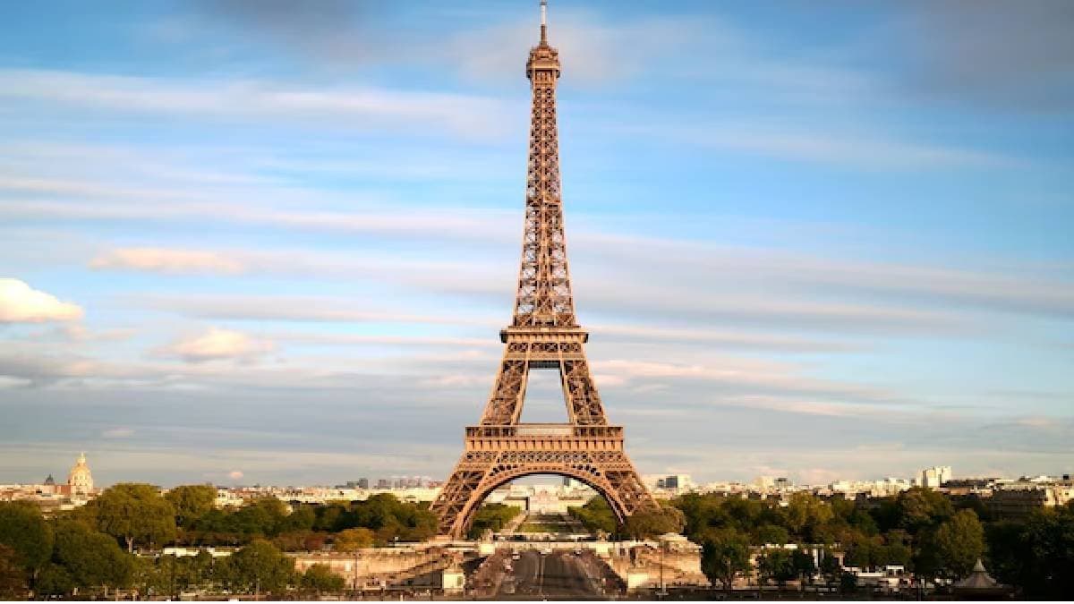 Eiffel Tower catches fire, blaze forces evacuation of 1,200 visitors gnr