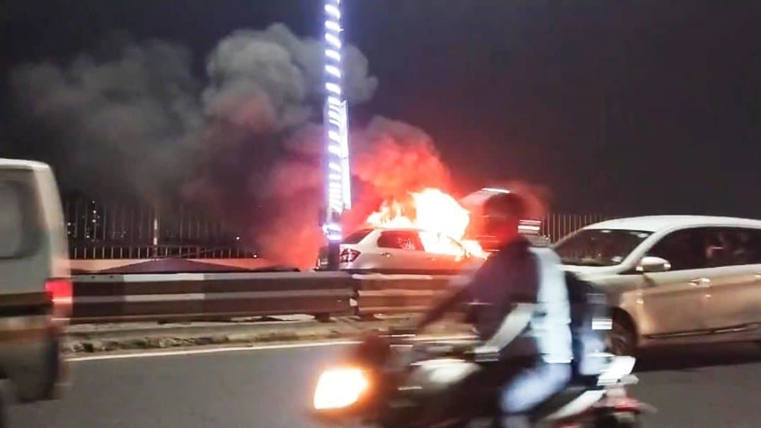 Fire Breaks Out In Moving Vehicle On Second Hooghly Bridge